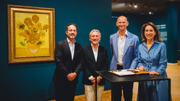 DHL wird Hauptpartner des Van Gogh Museums - v.l.: Ronald Leunisse (Managing Director DHL Express Netherlands), Willem van Gogh (Advisor to the Board of the Van Gogh Museum), Alberto Nobis (CEO DHL Express Europe) und Emilie Gordenker (General Director Van Gogh Museum) vor Sunflowers - Quelle: Jelle Draper